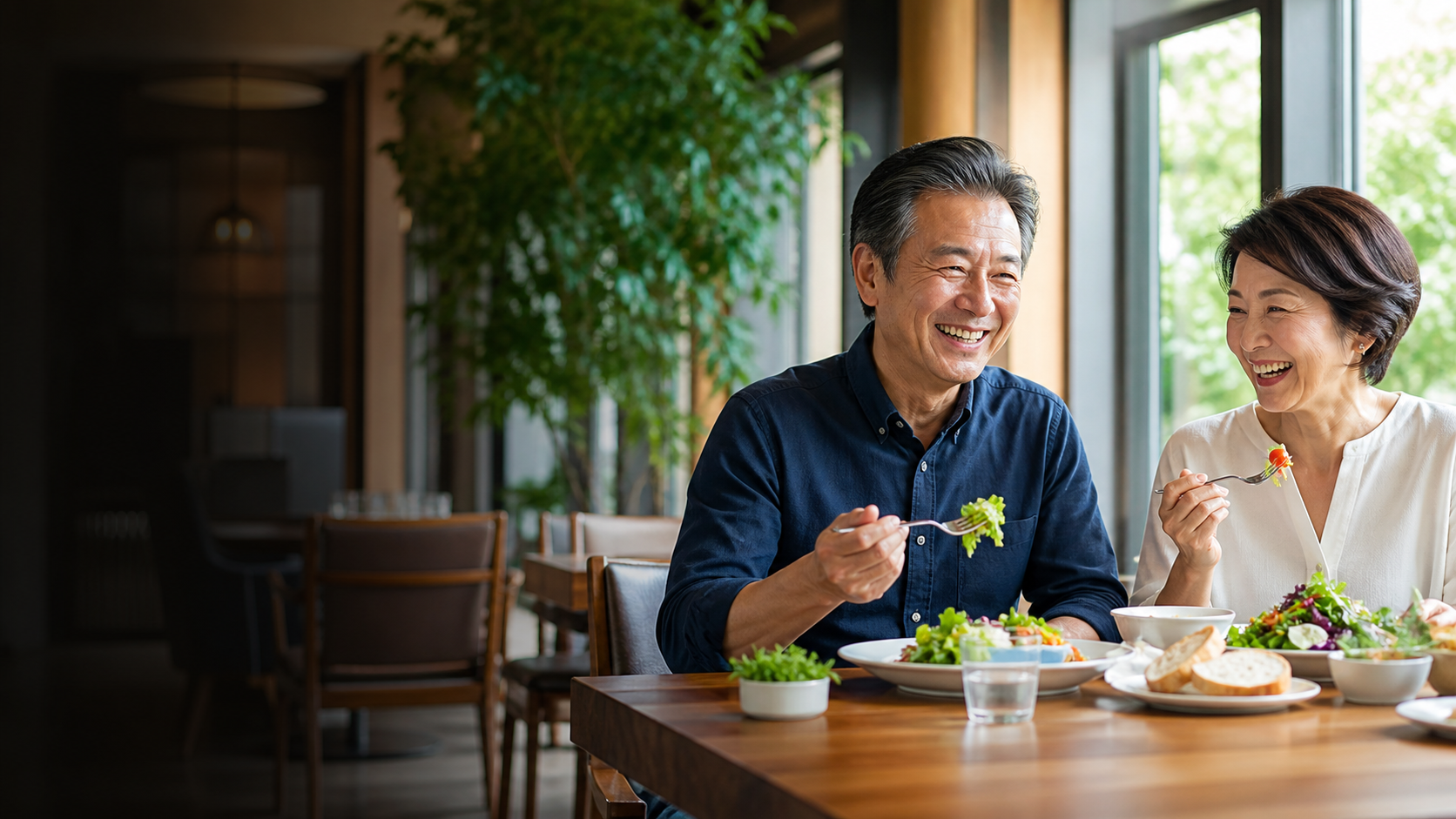 食事を楽しむご夫婦